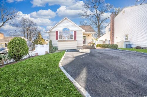 105 Beaver Dr, San Remo, NY 11754-2209