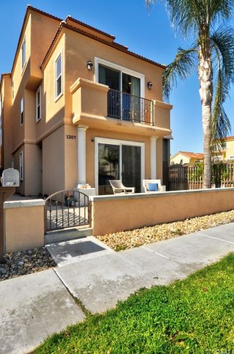 1207 Delaware St, Huntington Beach CA  92648-4107 exterior