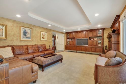 25 Spinning Wheel Ln, Huntington Station, NY 11746-5009