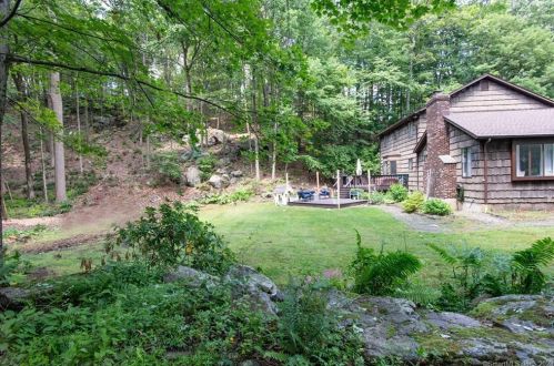 29 Carriage House Dr, Danbury CT  06810-8206 exterior