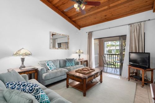 2980 Kings Lake Blvd, Naples, FL 34112-3642