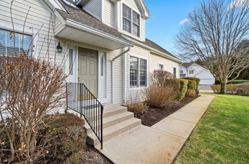 20 Deep Meadow Ln, Warwick RI  02818-2067 exterior