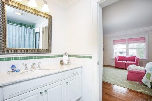 882 Silvermine Rd, New Canaan CT  06840-4332 exterior