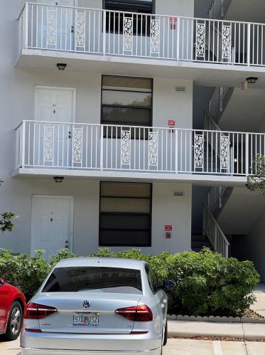3826 Whitehall Dr, West Palm Beach, FL 33401-1094