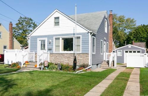 65 Ferndale Ct, Copiague, NY 11726-4301