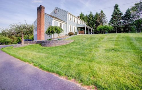 426 Buckhorn Dr, Belvidere, NJ 07823-2707