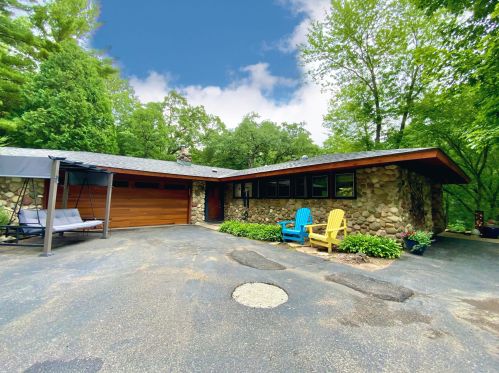 436 Thomas Rd, Wales, WI 53183-9413