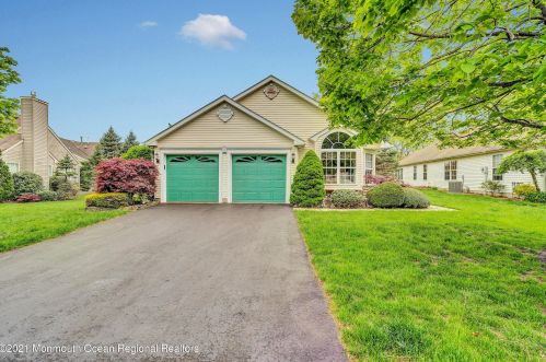 2 Pine Hollow Ln, Lakewood, NJ 08701-5713
