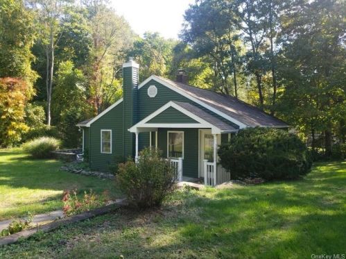 3 Baker Rd, Hyde Park, NY 12538-2901