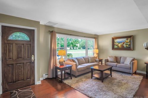 89 Long Hill Dr, Stamford, CT 06902-1415