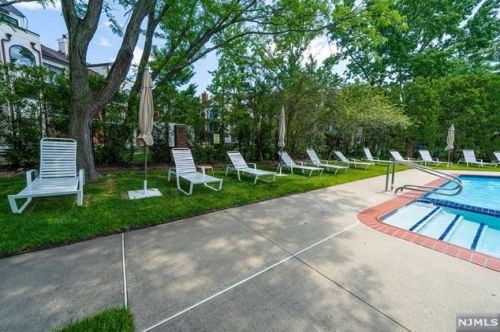 9 Lawrence Ct, Teaneck NJ  07666-6489 exterior