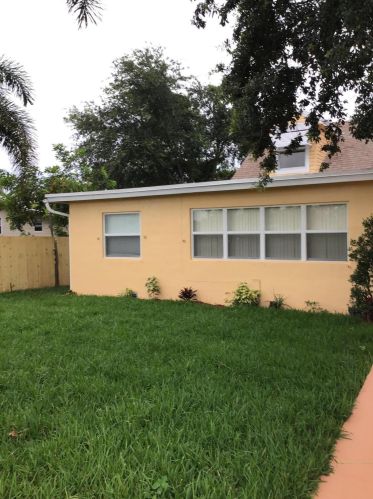 619 10th St, Delray Beach FL  33444-2217 exterior