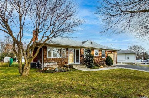 62 Evergreen Ave, Bethpage, NY 11714-1529