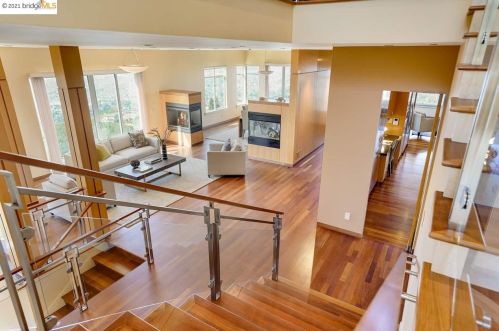 13349 Campus Dr, Oakland CA  94619-3709 exterior