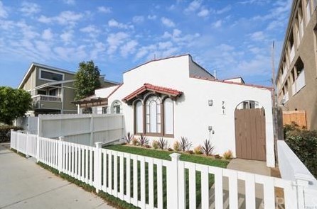 757 Redondo Ave, Long Beach CA  90804-5140 exterior