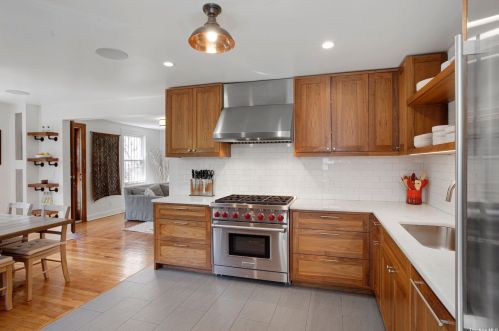 3990 45th St, Long Island City, NY 11104-2104