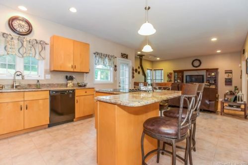 16 Patricks Ct, Wallingford CT  06492-2692 exterior