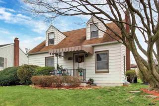 325 Charles St, Yoe, PA 17313-2105
