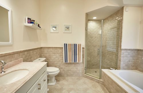 18 Pinewood Ln, New Hyde Park NY  11040-3321 exterior