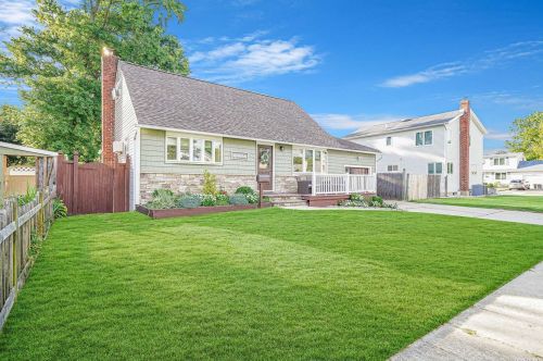 13 Marlon Ave, Bethpage, NY 11714-6429