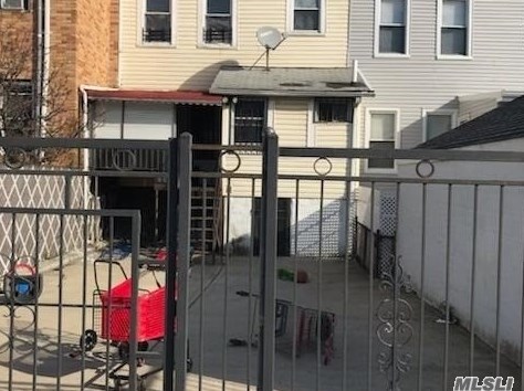94-16 77th St, Jamaica, NY 11416-1033