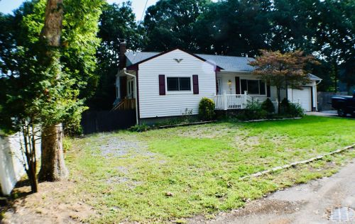 39 Forest Rd, South Setauket, NY 11720-2212