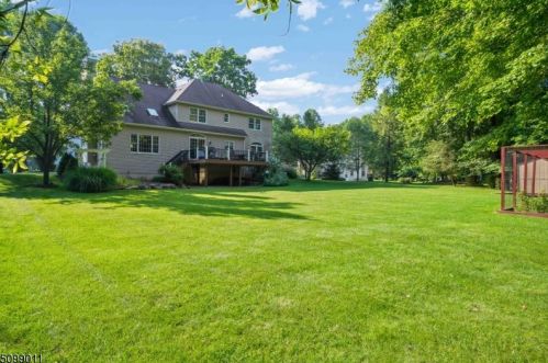 12 Stacey Ct, Sparta NJ  07871-1000 exterior