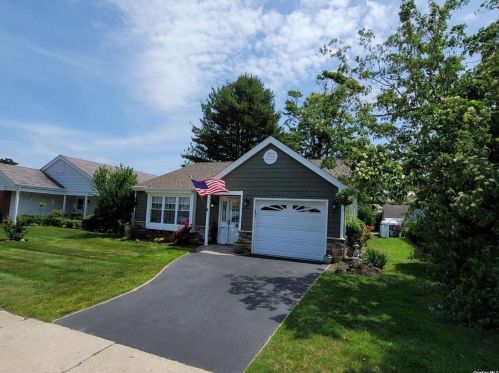 382 Larchmont Ct, Panamoka, NY 11961-2001