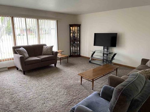 2181 Red Oak Dr, Green Bay, WI 54304-1758