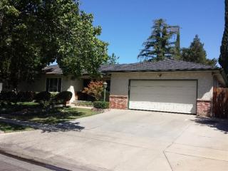 694 Pinedale Ave, Fresno, CA 93720-3012