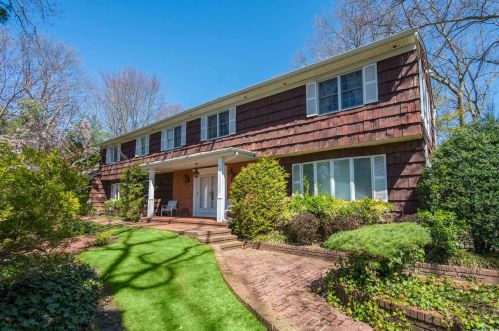 5 Blacksmith Ln, Elwood, NY 11731-6330