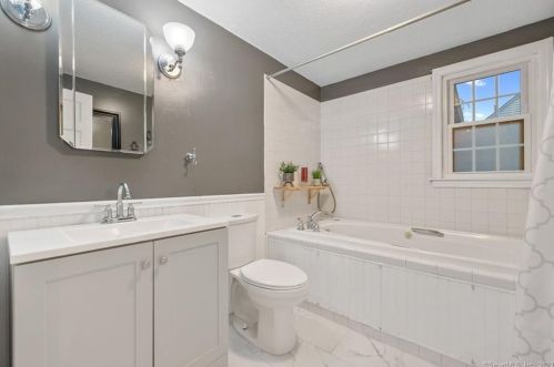 64 Turnbull Rd, Manchester CT  06042-2833 exterior