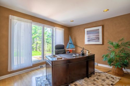 9 Stuart Dr, Bloomfield CT 06002-1524 exterior