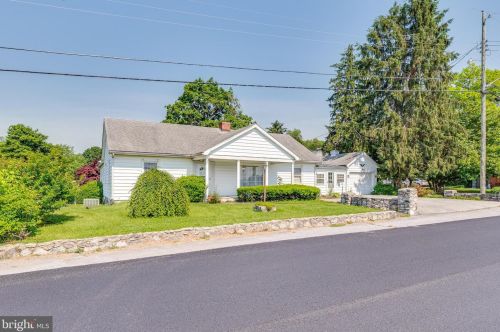 58 High St, Charles Town, WV 25414-1242