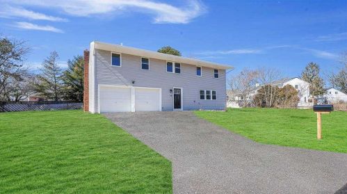 18 Bruce Dr, South Setauket, NY 11720-1005