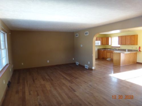 664 Columbiana Rd, Bessemer, PA 16112-2228