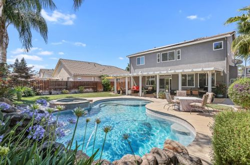 2618 Novi Dr, Riverbank, CA 95367-9575