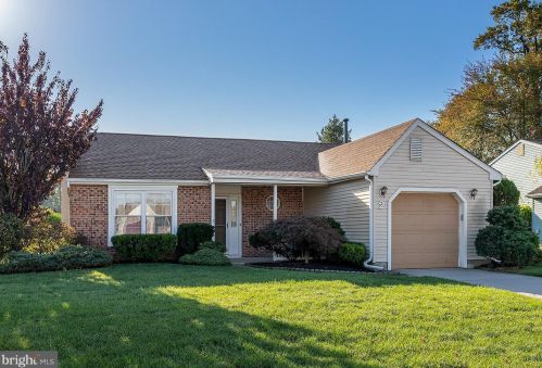2 Lakebridge Dr, West Deptford, NJ 08096-6714