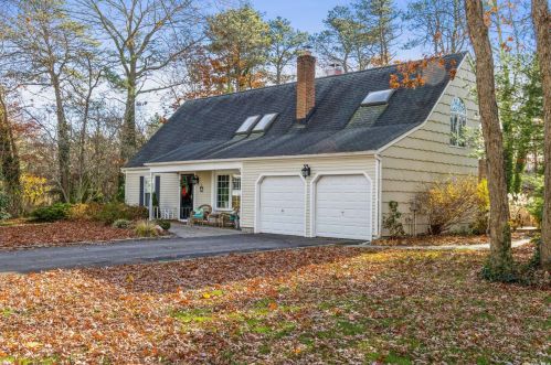 2 Underhill Ct, Mount Sinai, NY 11766-2323