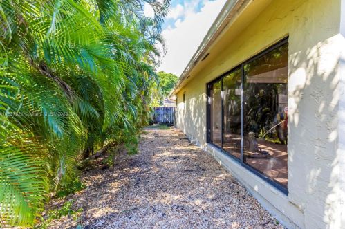 216 9th St, Dania Beach FL  33004-4439 exterior