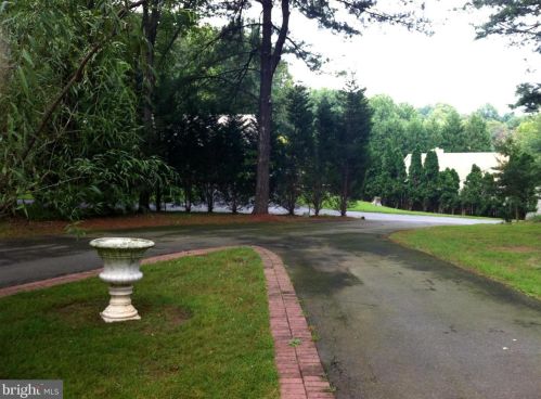 10518 Brevity Dr, Great Falls VA  22066-1736 exterior