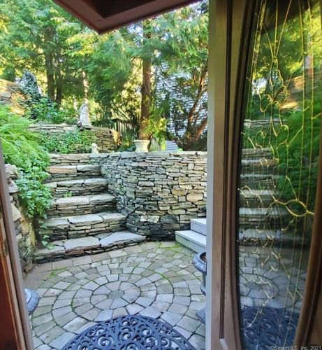 93 Lakeview Dr, Colchester CT  06415-2333 exterior