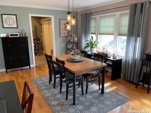 190 31 St, North Lindenhurst NY 11757-3216 exterior