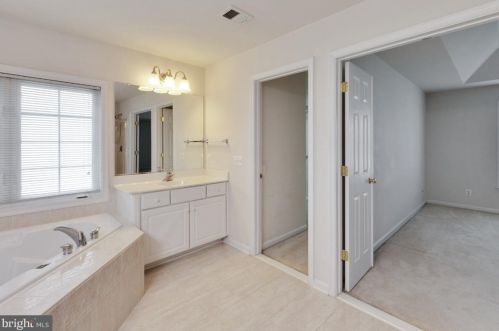 8987 Birch Bay Cir, Lorton VA  22079-5660 exterior