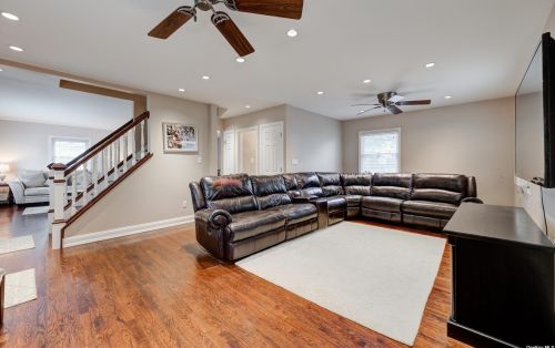896 Bryant Ave, New Hyde Park, NY 11040-3854