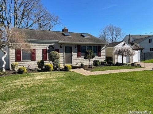 103 Reade Ave, North Lindenhurst, NY 11757-4829