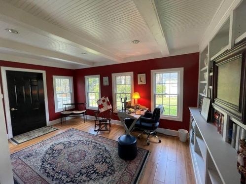 26 Walnut Rd, Laughlintown, PA 15655-1004