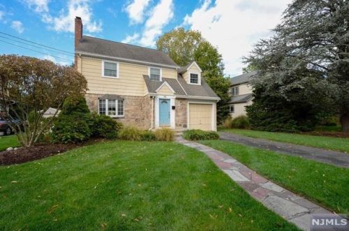 35 Fairlawn St, Ho Ho Kus, NJ 07423-1124