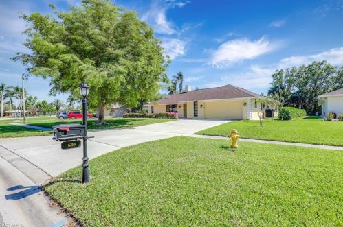 630 Nottingham Dr, Naples FL  34109-1642 exterior