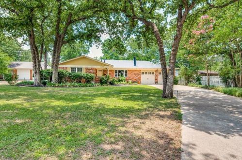 1109 Valentine St, Hurst, TX 76053-4529